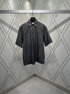 芬迪 25Ss新款意大利时尚领短袖衬衫。标准剪裁款式。暗扣开合。蓝色Ff牛仔面料材质。饰有米色全幅亚麻明线。 码数：S.M.L.Xl.
