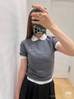 批310Miumi* 25Ss早春新款 微标羊绒短袖针织上衣。高版18针织。原版开发！高版出品！纱线质感细腻轻薄舒适，完全不会闷热，版型超级好 弹力十足，收身又