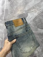 Balmain巴尔曼 2025新品男士牛仔裤短裤 面料舒适弹性好 独家发售 时尚优雅 重工艺设计 采用原色酵母水洗工艺 精选进口重磅丹宁牛仔面料 配定制五金装饰