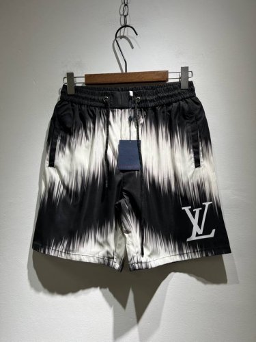 louis Vuit*On路易*登 2025春夏男女同款Logo休闲短裤，2025新款男女同款休闲短裤上线了，又是一件让人眼前一亮的佳作！主题概念的路*威登，全