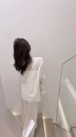 轻奢优雅气质蕾丝防晒小衫 一眼就被它征服 宛如梦幻诗篇 精致蕾丝花纹细腻优雅 每一处都诉说着浪漫 简约又不失格调 无论是搭配牛仔裤还是半身裙 都能轻松出彩 Sm