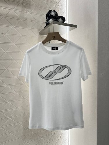 we11Don*2025新品上架 烫钻钉珠 定制Yb丝光全棉材质 透气舒适 质感十足 常规T恤裁剪 凸显品牌格调 采用克重纯棉制成 垂坠感十足 呈现显瘦视觉效果