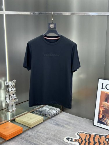 巴宝莉 2025Ss 新品短袖polo，延续经典，从版型到设计都很有时代的新潮感 ，不管版型还是设计足够有细节！整体上身感更具时尚感，好版型好面料！定织莫代尔云