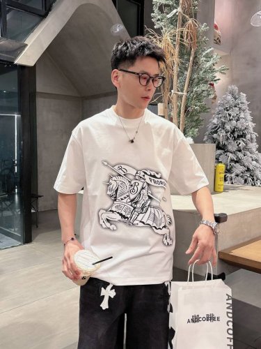 巴宝莉 2025春夏新款首发专柜最新款短袖圆领T恤 高端订制 设计前卫时尚！品牌Logo重工艺设计 高端定制丝光云朵棉面料.手感柔软.穿着舒适.专柜级别精致车线