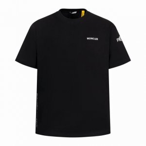 独家供应 moncler 藤原浩联名短袖 黑色 采用双股棉平纹面料打造而成 经纬纱线以一上一下的方式交织而成 形成均匀的方格状纹理 结构紧密但轻薄 棉纤维具有天