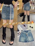 这条四叶草提花包臀短裙，时髦精必入！牛仔面料，经典耐穿。四叶草提花精致吸睛，为整体添彩。包臀版型勾勒曼妙曲线，展现女性魅力。腰间独特系带设计，个性又俏皮。搭配长