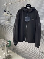 prad 2025开春最新款男士夹克连帽外套 高定专柜面料，面料舒适柔软，商务休闲类，前侧经典的三角铁标装饰设计理念完美 符有独特的魅力 细节的设计恰到当好处，