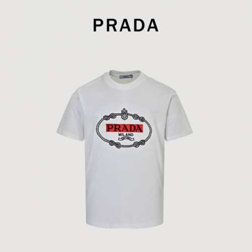 prada 普拉达 25Ss 圆形立体绣花红色标字母 短袖T恤 32支双纱面料克重280克纯棉营造，纺织密度高，垂感佳，不易变形，厚织感加上紧密纺纱工艺，不会影
