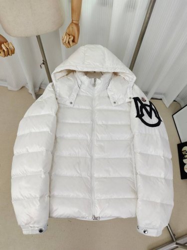 蒙口羽绒服顶级代购版本 区别市场通货，内里充国标90白鸭绒 明星上身同款，王一博同款 原版采购开模制作，内充国标90白鸭绒，上身轻便不压身，蓬松柔软 服装整体做