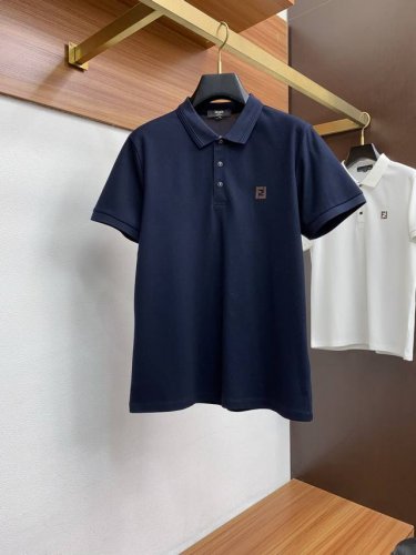 芬迪 臻品定制系列的设计Polo衫确实独具匠心，展现了定制服装的精致与品味。定制材质，不仅触感柔软舒适，还具有良好的透气性和吸湿性，确保穿着者在任何场合都能保持