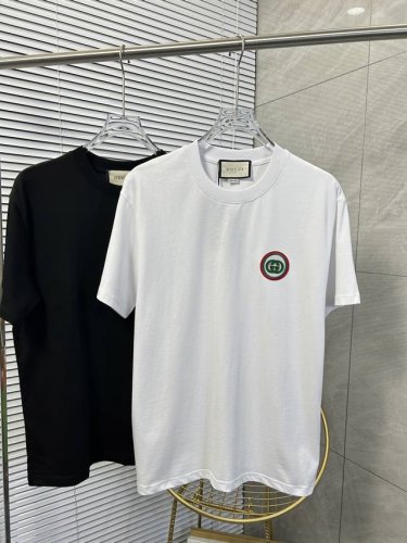 Agucci 古驰 2025最新款情侣款圆领短袖 情侣T恤～ 春夏新品 高品质 时尚百搭潮款 定制进口面料 ！穿着舒适 透气 时尚不失个性 上身休闲随性 帅气有