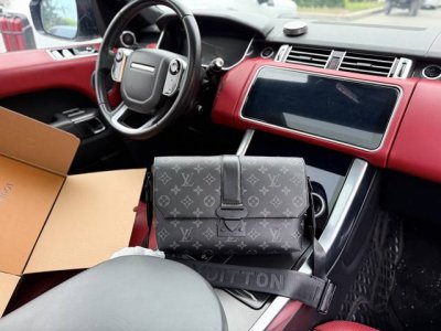 芯片版 高端货 Louis Vuutton Lv单肩包 路易威登邮差包 M46794 Louis Vuitton S Cape 可调节肩带搭扣开合 帆布拼皮革