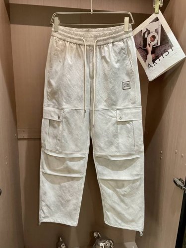Miumiu 2025春夏最新系列男士休闲裤！ 采用客供弹力柔棉材质，柔软细腻，手感绝佳！品牌格调一览无余！极简主义设计，没有多余浮夸的元素来宣兵夺主，细节做工