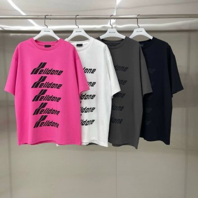 We11Done 字母弹幕 宽松圆领短袖T恤男女情侣款 面料：300G双纱精梳紧密赛络纺重磅纯棉 工艺：走线均是全身三线缝制，后领织带包边延伸到肩部加固，细节井