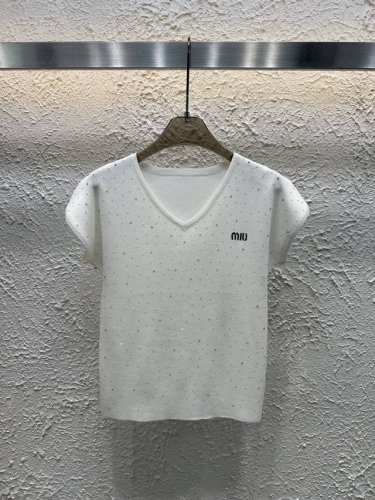 上新 款号:82621 miumi 25夏季新款重工烫钻V领针织短袖