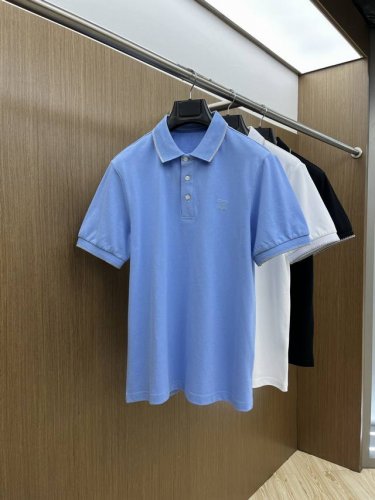 Her 独家定制工艺款 ,专柜同步2025Ss夏季新品 男士胸前经典徽标标识商务休闲撞色领短袖polo衫 贸易公司渠道稀出 同步Gw发售 视觉颇为精致美观 彰显