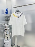 lv 路易 2025夏季新款牙刷绣彩色领口字母Logo短袖Tee 专柜同步有售，原单狠货，时尚 进口原版科技面料，上身舒适透气，原版定制五金辅料，上身帅气有型，