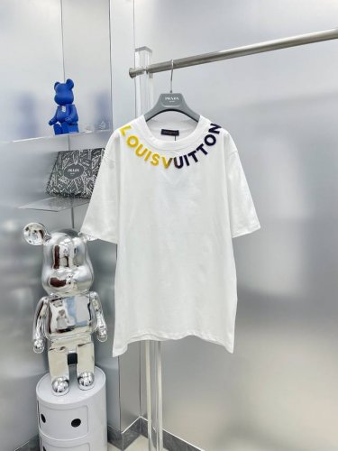 lv 路易 2025夏季新款牙刷绣彩色领口字母Logo短袖Tee 专柜同步有售，原单狠货，时尚 进口原版科技面料，上身舒适透气，原版定制五金辅料，上身帅气有型，