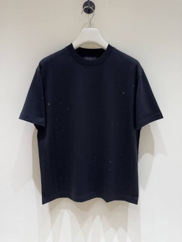 新品 T9- V登家族男士高端时装款圆领短袖T恤，香港洋行渠道货，高奢品鉴白金级单品，25年春夏新品，经典人气单品！超高版本！！ 品相一流，上身效果超赞，混搭性
