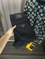 普拉达 新款来袭2680新春爆款新品 专柜有售 实体店极品牛仔裤专柜原版1:1好货，适合各个年龄段。市场最高版本的欧洲进口面料。舒适柔软亲肤，上身效果超级棒时尚