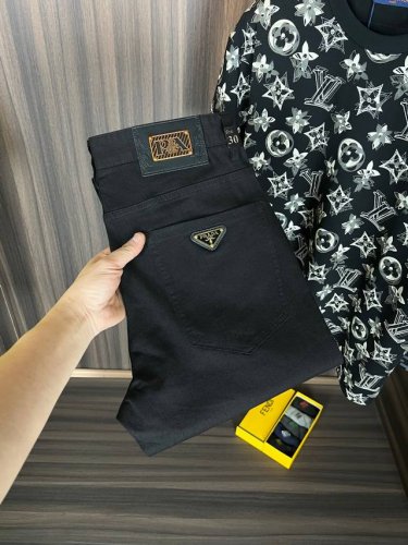 普拉达 新款来袭2680新春爆款新品 专柜有售 实体店极品牛仔裤专柜原版1:1好货，适合各个年龄段。市场最高版本的欧洲进口面料。舒适柔软亲肤，上身效果超级棒时尚