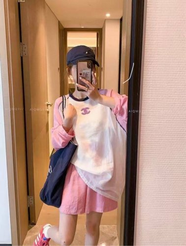 上新 套装 chane* 小香 慵懒感防晒打底衫短裤套装 插肩袖宽松版型 撞色设计 简约不简单上身效果慵懒韩系 超喜欢的粉色系 少女感十足 一套都是宽松版型不挑