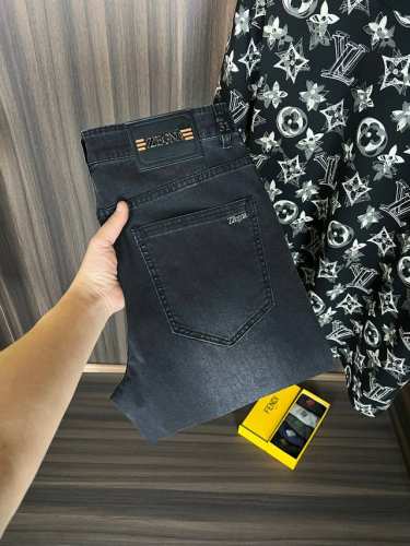 杰尼亚 新款来袭2680新春爆款新品 专柜有售 实体店极品牛仔裤专柜原版1:1好货，适合各个年龄段。市场最高版本的欧洲进口面料。舒适柔软亲肤，上身效果超级棒时尚