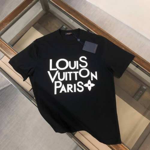 Lv 24Ss夏季新款圆领短袖T恤！270克重磅高端纯棉面料，手感质感都极完美！修身裁剪设计干净利落！时尚又好看！走线做工非常精致！版型效果超赞！而且透气性能超