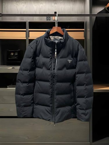 专柜顶级羽绒服！ 人气爆款！Prada 普拉达专柜新品轻奢商务休闲白鸭绒羽绒服！恒隆在售万元级，款号：8207 普拉达家今年定制户外超柔表层面料！整件面料做了液