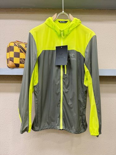 Arc‘Teryx 始祖鸟 2025春夏经典防晒外套，面料超软面料帅酷爆款薄夹克外套。时尚都市百搭款款，夏季必备神器，速干衣，水洗后快速脱水干爽，上身透气而且时