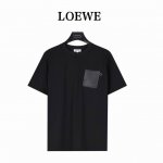 Loewe 罗意威 压花徽标皮口袋短袖T恤 这件短袖胸前枫叶棕皮标经品牌方反复修改一个月才敲定， 图腾的凹凸感设计点睛之笔直戳人心～ 肉眼可见的细腻， 精选26