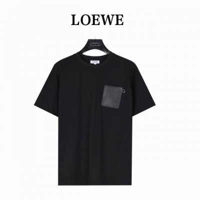 Loewe 罗意威 压花徽标皮口袋短袖T恤 这件短袖胸前枫叶棕皮标经品牌方反复修改一个月才敲定， 图腾的凹凸感设计点睛之笔直戳人心～ 肉眼可见的细腻， 精选26