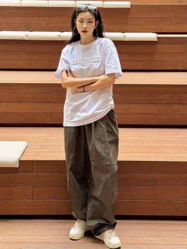 亚历山大王Alexanderwang25春夏磨毛情侣压花T恤 25春夏洗水磨毛压花T恤面料为100%全棉26支纱220克平纹布料，整件衣服的压花效果极其复杂，第