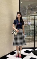 25新品 Polo领针织短袖上衣搭配樱桃拉链吊坠，瞬间增添俏皮感 让整体造型活泼又有趣 设计感十足，优雅又带点复古风情 可爱的毛球装饰，走路带风又舒适，既时尚又