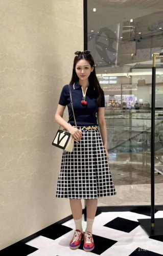 25新品 Polo领针织短袖上衣搭配樱桃拉链吊坠，瞬间增添俏皮感 让整体造型活泼又有趣 设计感十足，优雅又带点复古风情 可爱的毛球装饰，走路带风又舒适，既时尚又