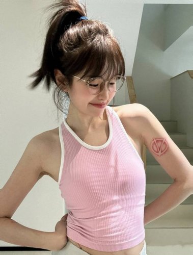 粉色模特图 -Lululemon Ebb拼色背心 新款经典款内带胸垫，穿起来质感更佳 每个姐妹都必须拥有的Lululemon经典背心一- Ebb To Stre