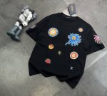 潮牌路易威登重工满印刺绣情侣款短袖T恤 240G双纱潮牌专用棉 纹理清晰 质感满满 同缸定染1 1无色差精密纯棉螺纹 层搭叠穿 自留好货 强烈推荐~所有的辅料全
