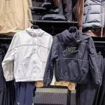 180包邮 （原版） nike耐克25春季新款Nike Club男连帽梭织防风防水冲锋衣夹克外套Hj2013，刺绣Logo宽松版型风衣 颜色：黑色 尺码 ：S