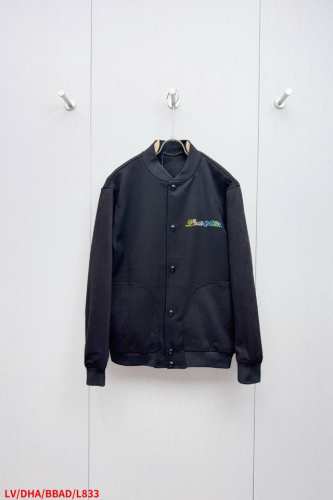 l833 Lvlouis Vuitton 羊毛四叶草彩钻棒球服 工艺说明：采用定制绵羊毛面料，面料柔滑细腻，舒适贴肤，以深邃色调道出典雅风尚，裁出考究衣身，与正