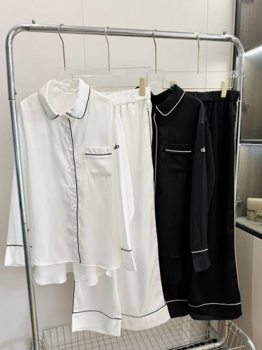 价格P： 品名：Alo字母简约高级醋酸缎面家居服睡衣 尺码：S.M 颜色：白色 黑色 谁能拒绝一套质感满满的睡衣套装！Alo 这套黑底白边的睡衣，简约又高级。丝