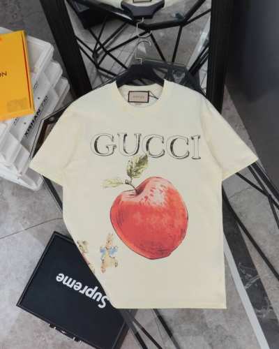 古驰 Gucci经典字母Logo苹果印花圆领短袖T恤 款号：888 原版面料官方同款短袖T恤 定制280 克同缸染面料手感非常舒服 春夏最新砖柜同步时尚又个性超
