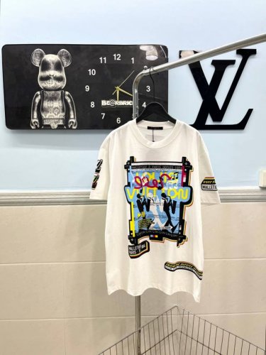 款号158 Louis Vuitton Lv乐队人印花圆领短袖.采用280G纯棉双纱面料 上身舒适柔软 透气性强 前后采用数码直喷印花工艺 高端百搭 高版本可随
