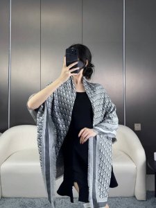 方巾 Dior披肩经典字母搭配丝毛混纺的华美质感 与成衣和配饰系列单品搭配相宜 尺寸 140 X 140Cm 面料 57%羊毛 43%真丝 dior字母提花织纹