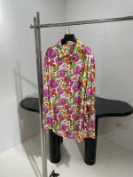 *新品花朵衬衫 定制Stencil Allover标识粘胶纤维提花面料 廓形剪裁设计 上身垂坠感十足 复古摩登造型 胸前1个贴袋 长袖 圆弧下摆 ：花色 ： S
