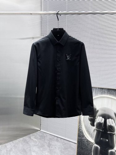 路易威登 Lv Ss新款长袖 衬衫 衬衣，高端版本！专柜定制面料 透气舒适度高，细节无可挑剔，品牌元素设计理念，体现高品质。手感细腻柔软！呈现休闲裁剪，上身版型