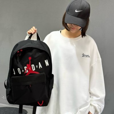 Nike耐克双肩包书包Jordan收纳拉链口袋舒适可调节肩带男女同款. 包包质量好 容量大设计多个收纳夹层。 专柜款 包包肩带定制防压蜂窝垫大大增加上身舒适性
