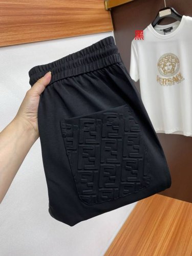 芬迪 专柜新品同步上市。原单订制高品质时尚休闲裤。超级百搭款。独家定制面料，手感细腻柔软，贴身舒适，上身超有型！原版定制专柜最新五金辅料。超靓版型、上身显腿修长