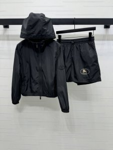 上新原单高端品质 Burberr* 2025春夏最新系列！连帽冲锋外套短裤套装！定制进口防风防水尼龙材质 质感十足 连帽拉链外套短裤 大身通体素色 下摆松紧设计