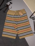 Burberry 巴宝莉 经典款 2025Ss新款针织短裤，定制面料采用威化布织法，提花针织工艺，版型紧致立体，4杠拼接，定制裤绳五金质感强，顺滑，上身舒适透气