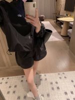 上新 双色工装防晒套装 晒不黑的秘密 高级又百搭 外套短裤防晒套装 通勤 露营 骑行 360°无死角抗 Uv 颜色：黑色 白色 码数：Sml S码推荐： 80~